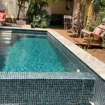 Alojamento de Acomodação e Pequeno-almoço La Des Amandiers 4*