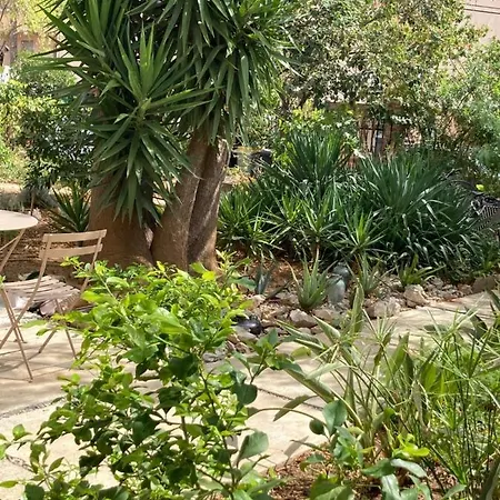 La Des Amandiers לינה וארוחת בוקר הייר
