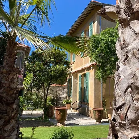 Alojamento de Acomodação e Pequeno-almoço La Des Amandiers 4*